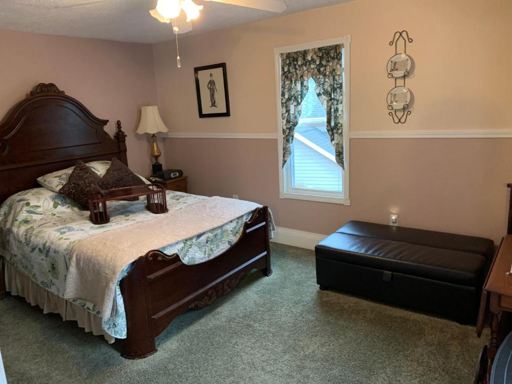 Deluxe Queen Room interior