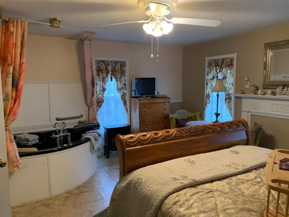 Queen Room interior